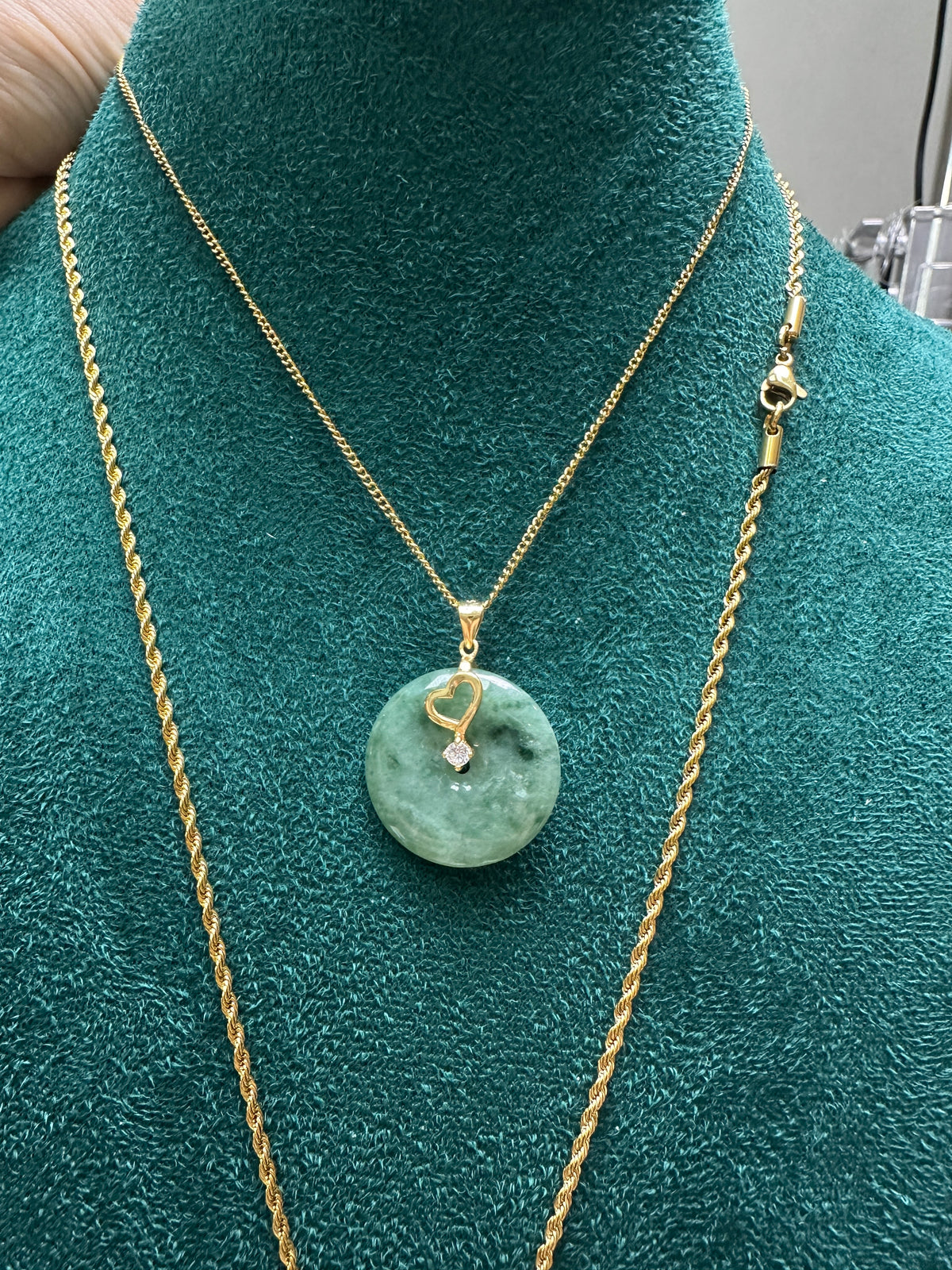 Livestream Order green donut heart clasp